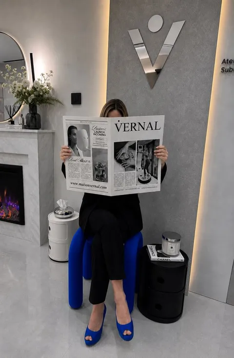 Hajar Dabbou lit un journal dans l'entrée du spa Vernal à Tanger