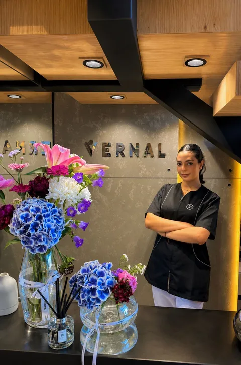Bouquet de fleurs à l'accueil de Maison Vernal, centre de beauté à Tanger