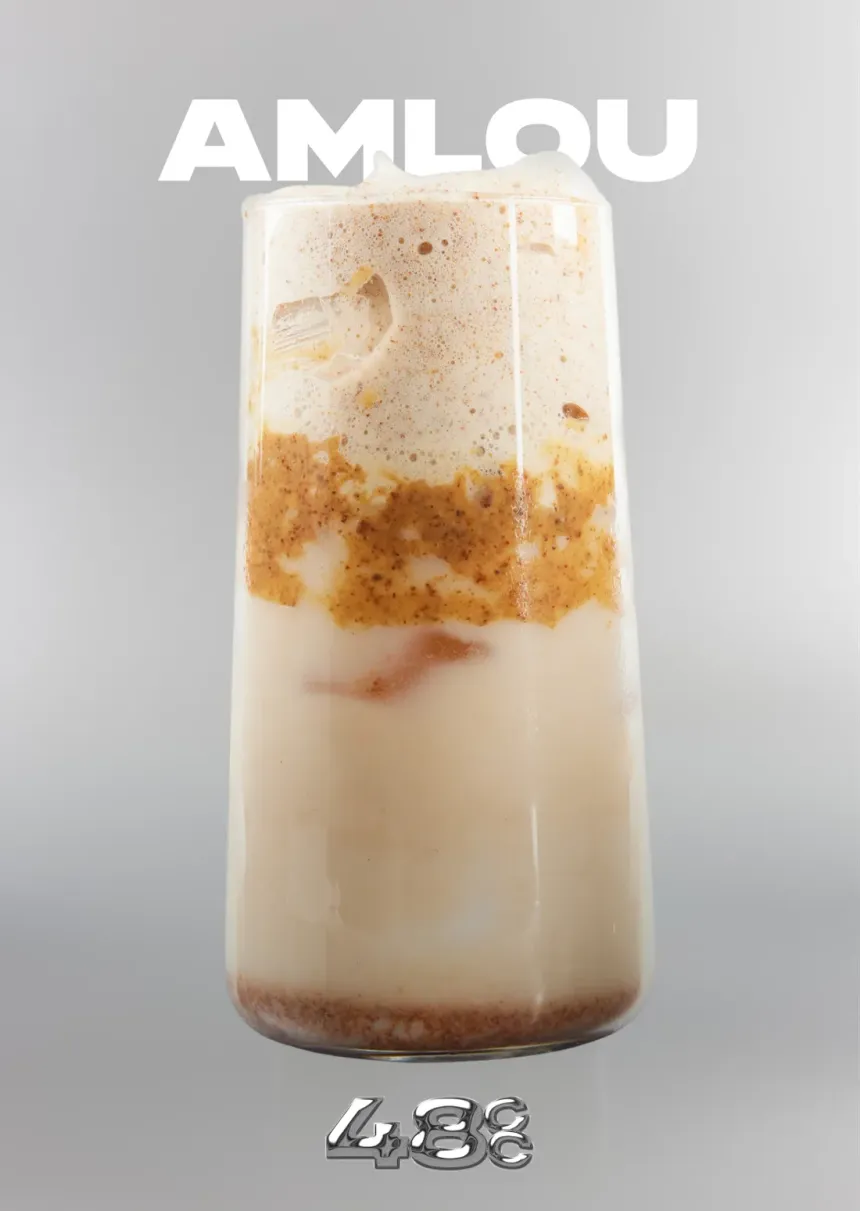 El latte Amlou del café de colágeno de Vernal: un vaso beige dorado coronado de espuma, con almendra y aceite de argán