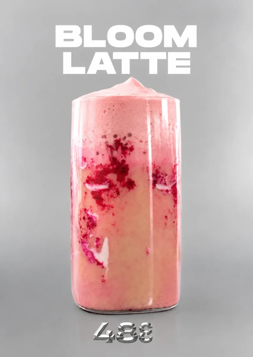 El Bloom Latte del café de colágeno de Vernal: un vaso rosa pálido salpicado de pétalos y frutos rojos