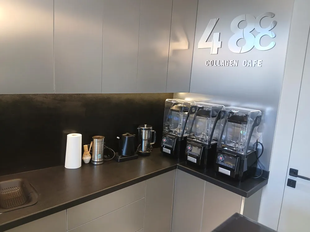 La barra del café de colágeno de Vernal: batidoras, batidor de matcha y cafetera de émbolo bajo el rótulo del café