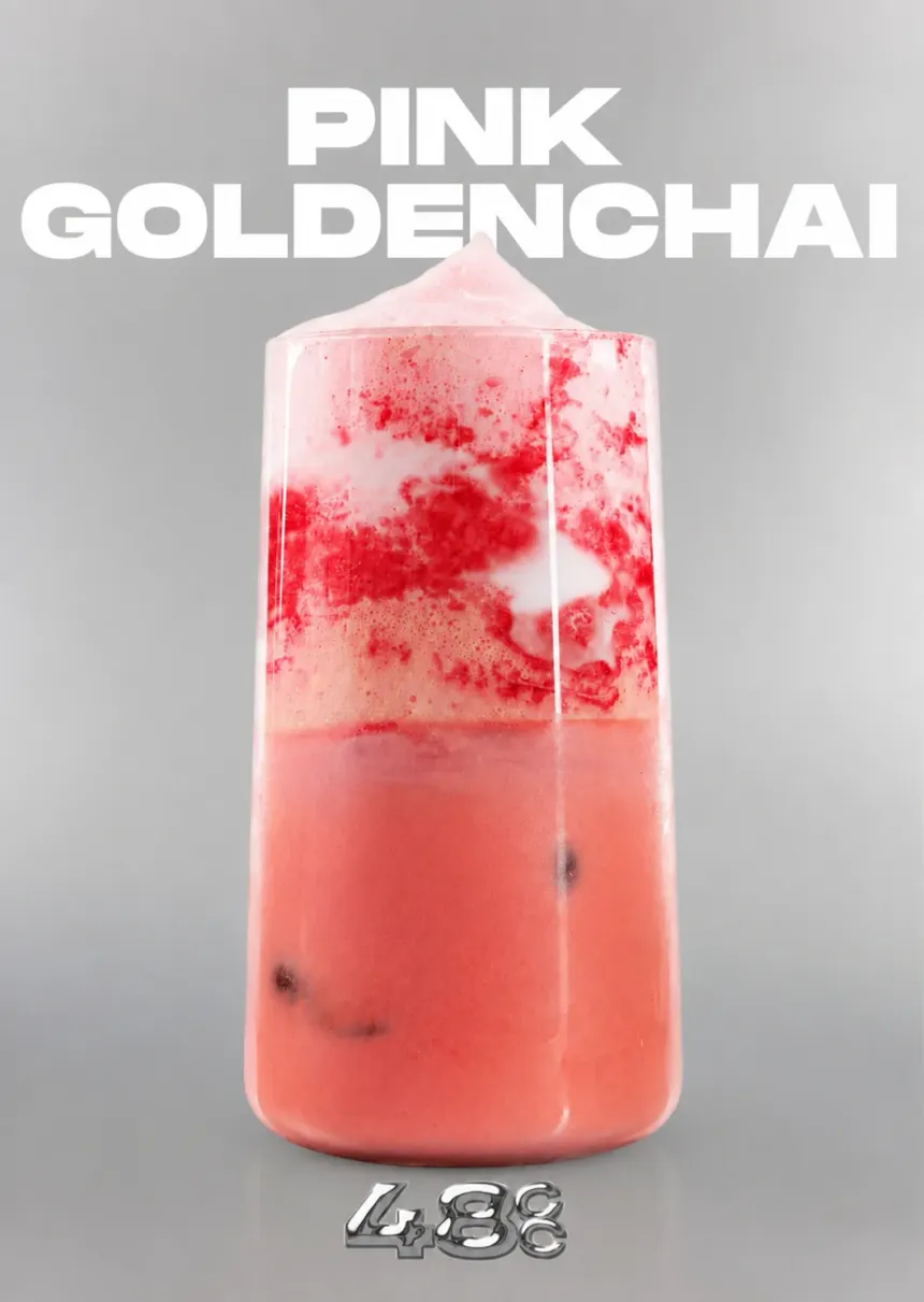 El latte Pink Goldenchai del café de colágeno de Vernal: un vaso rosa frambuesa con motas de remolacha y especias