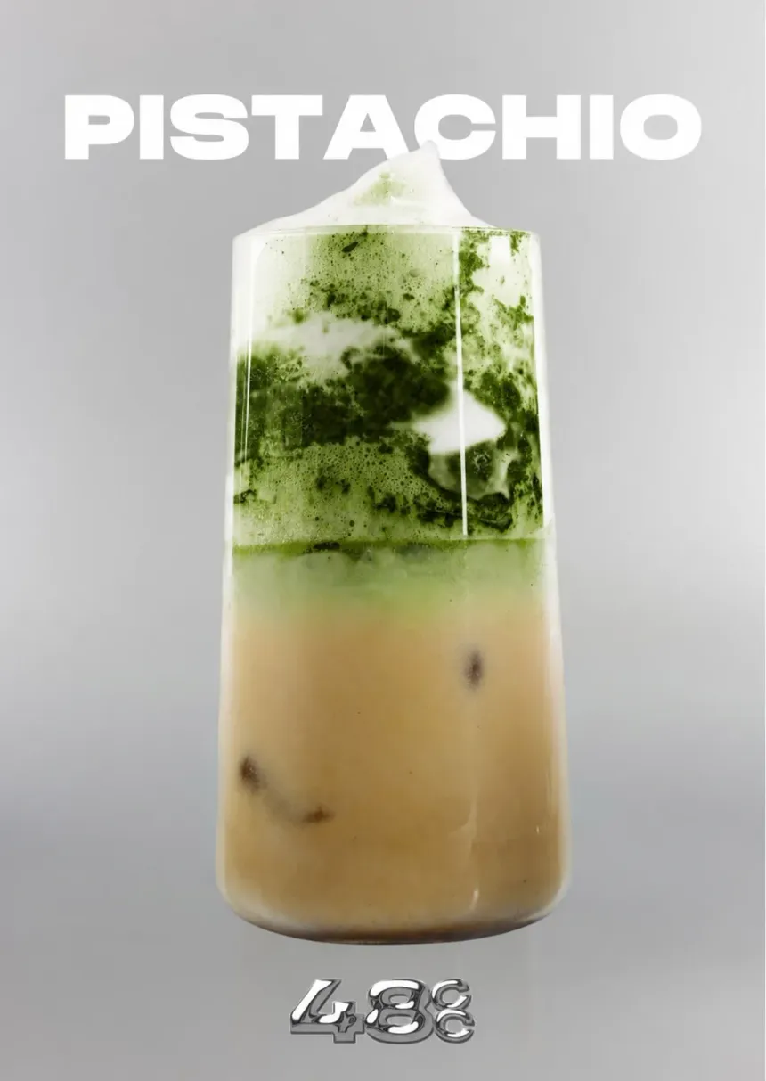 El latte Pistachio del café de colágeno de Vernal: un vaso de dos capas, verde espirulina sobre fondo de pistacho