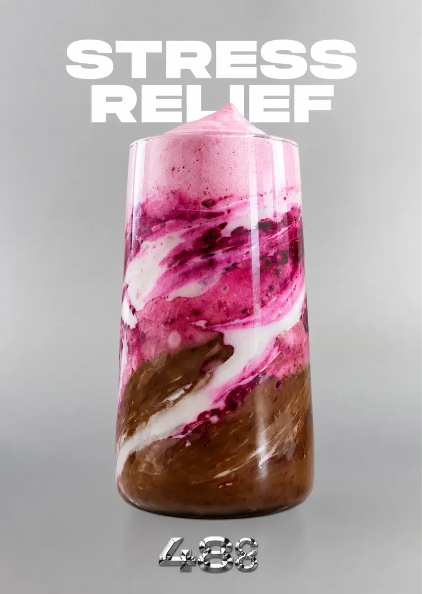 El latte Stress Relief del café de colágeno de Vernal: un vaso veteado de rosa y cacao crudo