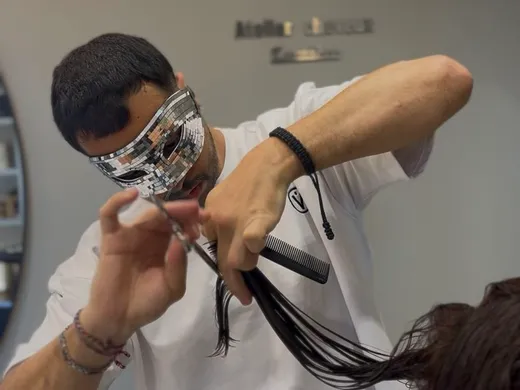 Coupe de cheveux aux ciseaux au salon Vernal Tanger
